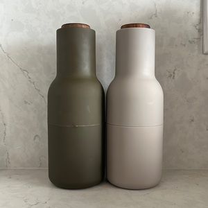 2 piece salt and pepper grinder set